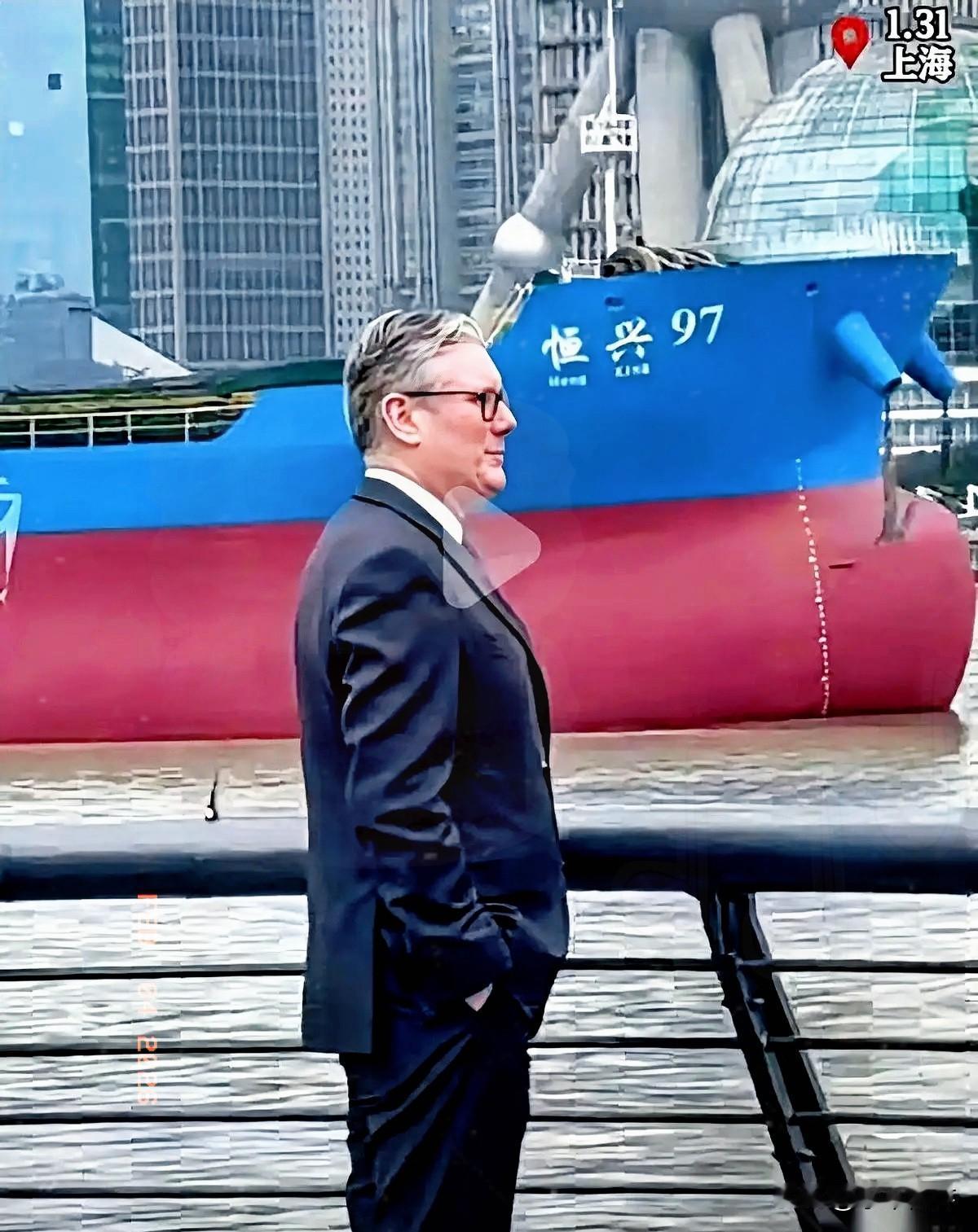 一个有趣的画面：英国首相站在上海外滩望向陆家嘴时，一艘货轮缓缓驶过，船身赫然写着
