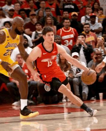 经典必须是被记录的！詹姆斯的三分绝平没有“鬼手掏”更具经典。
虽然机会需要运气来