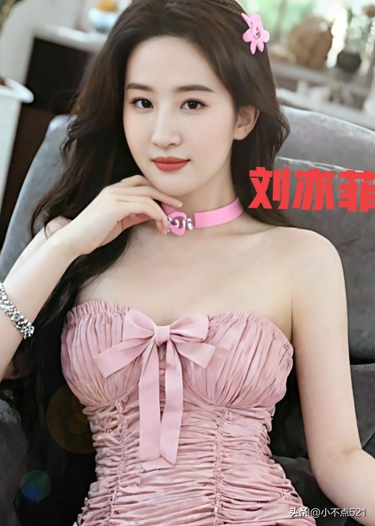 刘亦菲这造型也太美了！[比心]粉色抹胸裙，棕色长发在灯光下闪得我移不开眼，卷发温