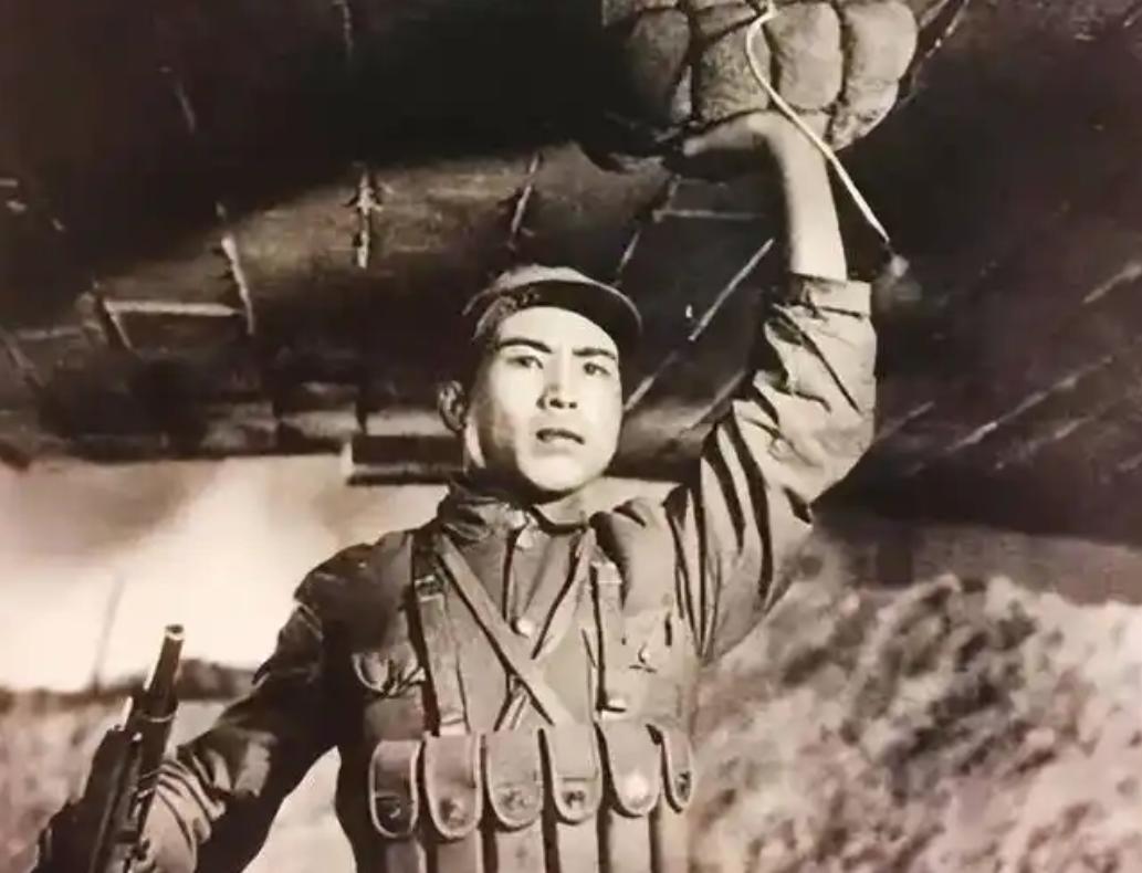 董存瑞19岁牺牲后，妻子守丧三年后改嫁，家人得到开国中将的照顾，1994年，北京