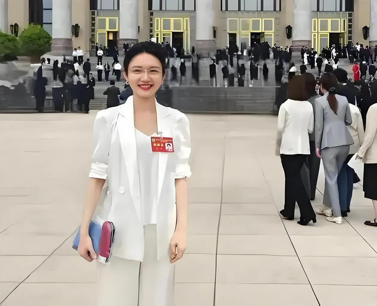 提起央视新生代女主持，龙洋总能收获两极评价。
接替主持诗词大会、连年站上春晚舞台