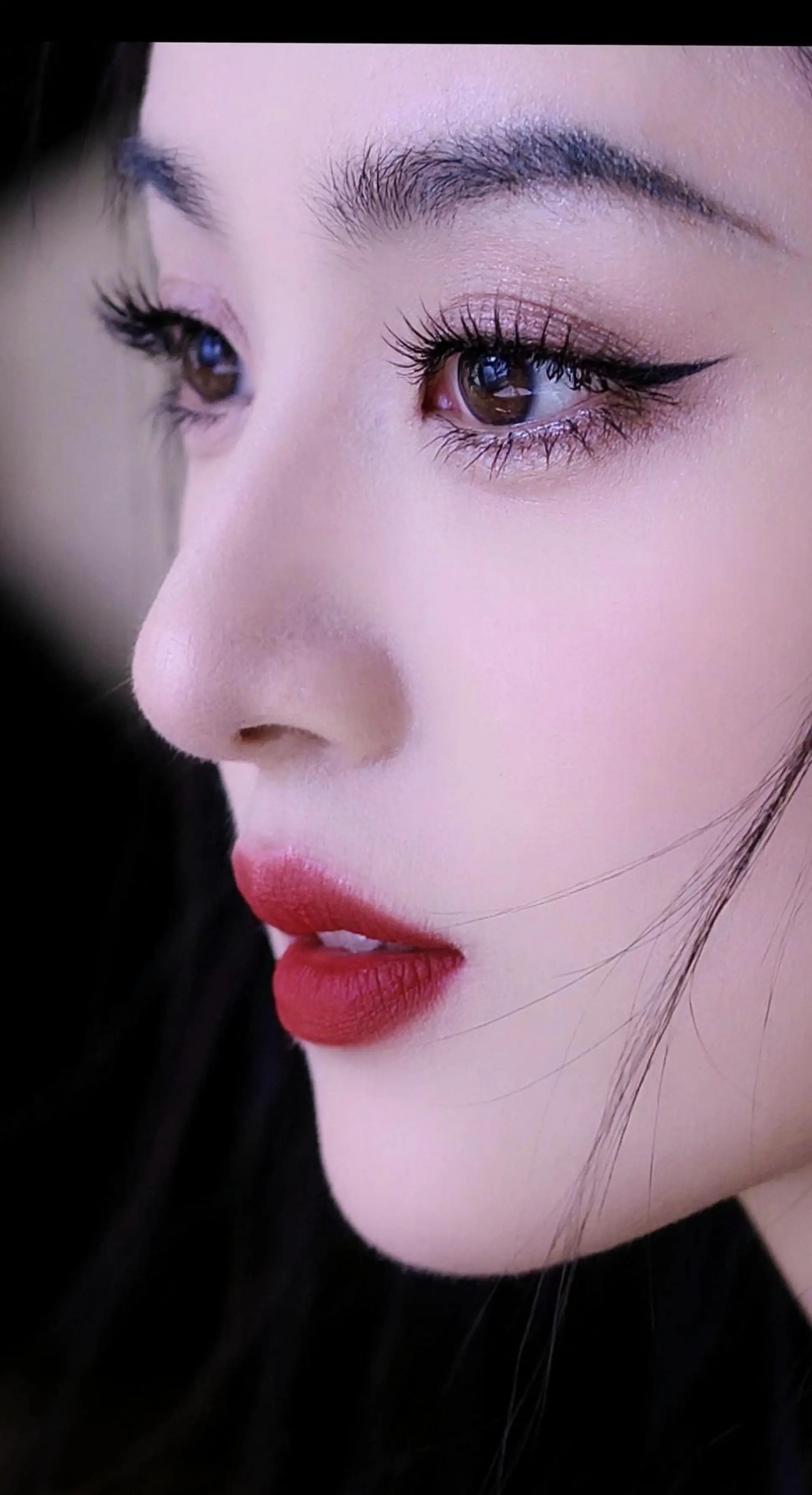 “ 总会有一个人的出现，能治愈你受过伤的心，给你久违的安全，温暖你的世...