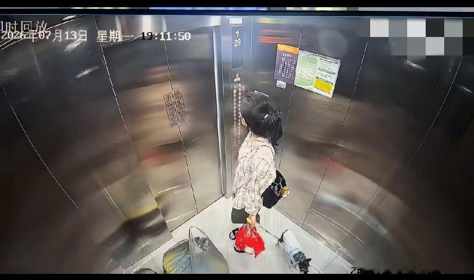 照个镜子发个呆，差点领了盒饭。。。[白眼]今天也吃饱了 我也吃过饭了 照脸镜子