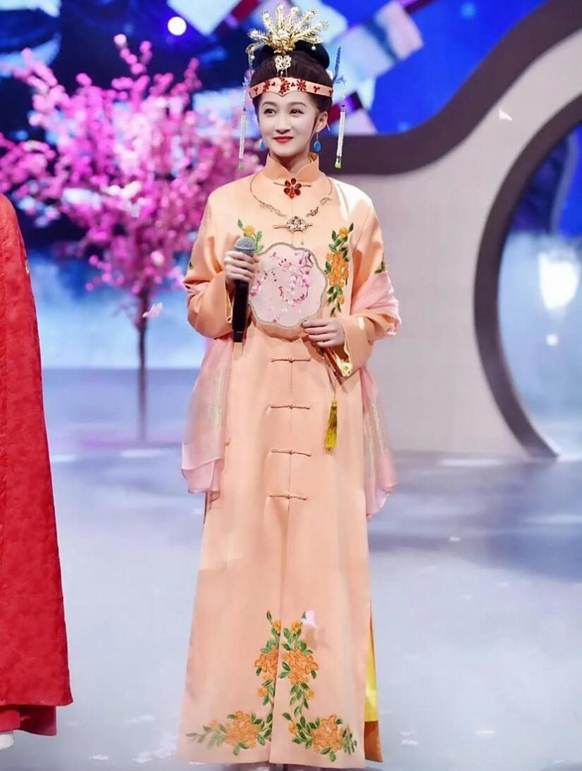 原来关晓彤才是林黛玉最初人选筹备电影《红楼梦之金玉良缘》时，导演胡玫最初敲定关晓