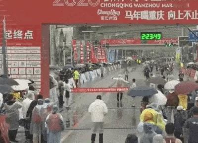 重庆万州马拉松误拦冠军冲线！官方：涉事裁判被停赛一年！3月15日，重庆万州环湖马