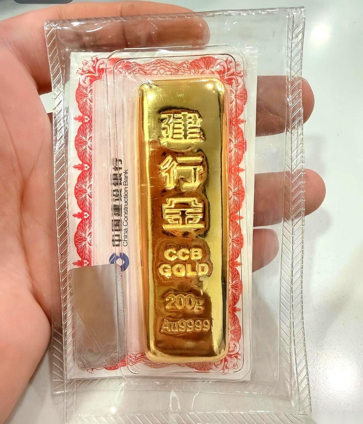 手机屏幕一亮，心脏跟着数字往下沉了一下。
946。就昨天，红得发烫。今天开盘，屏
