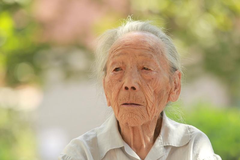 老了怕独居吗？我觉得这得看个人。有人怕孤独，有人却享受自由。
周女士独居时和邻居