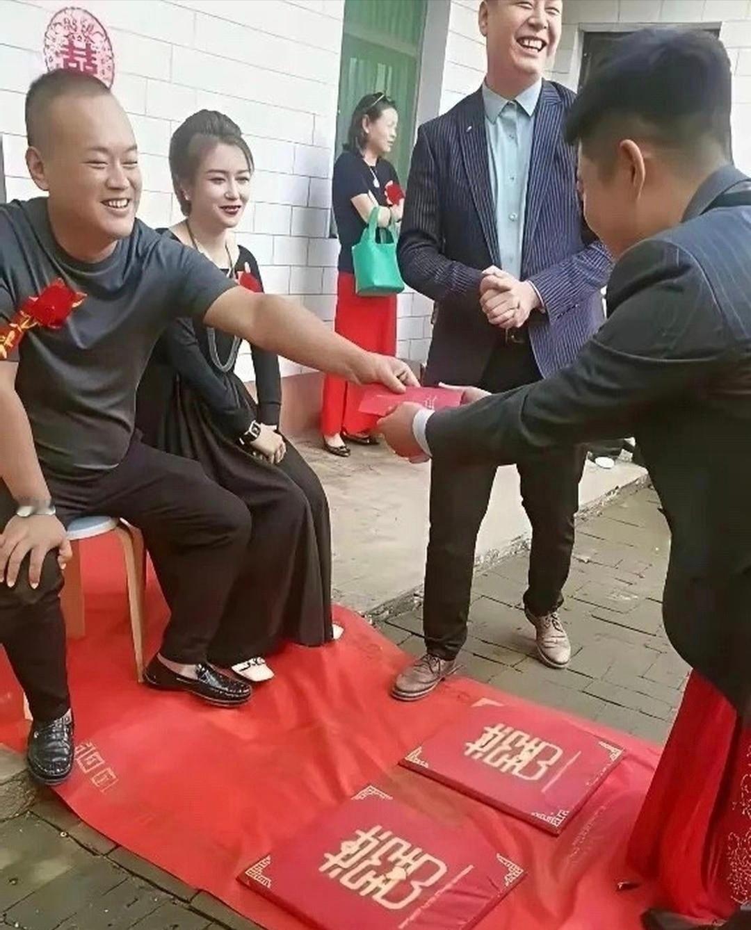 这丈母娘的长相我感觉是不是都已经超过了新娘了！