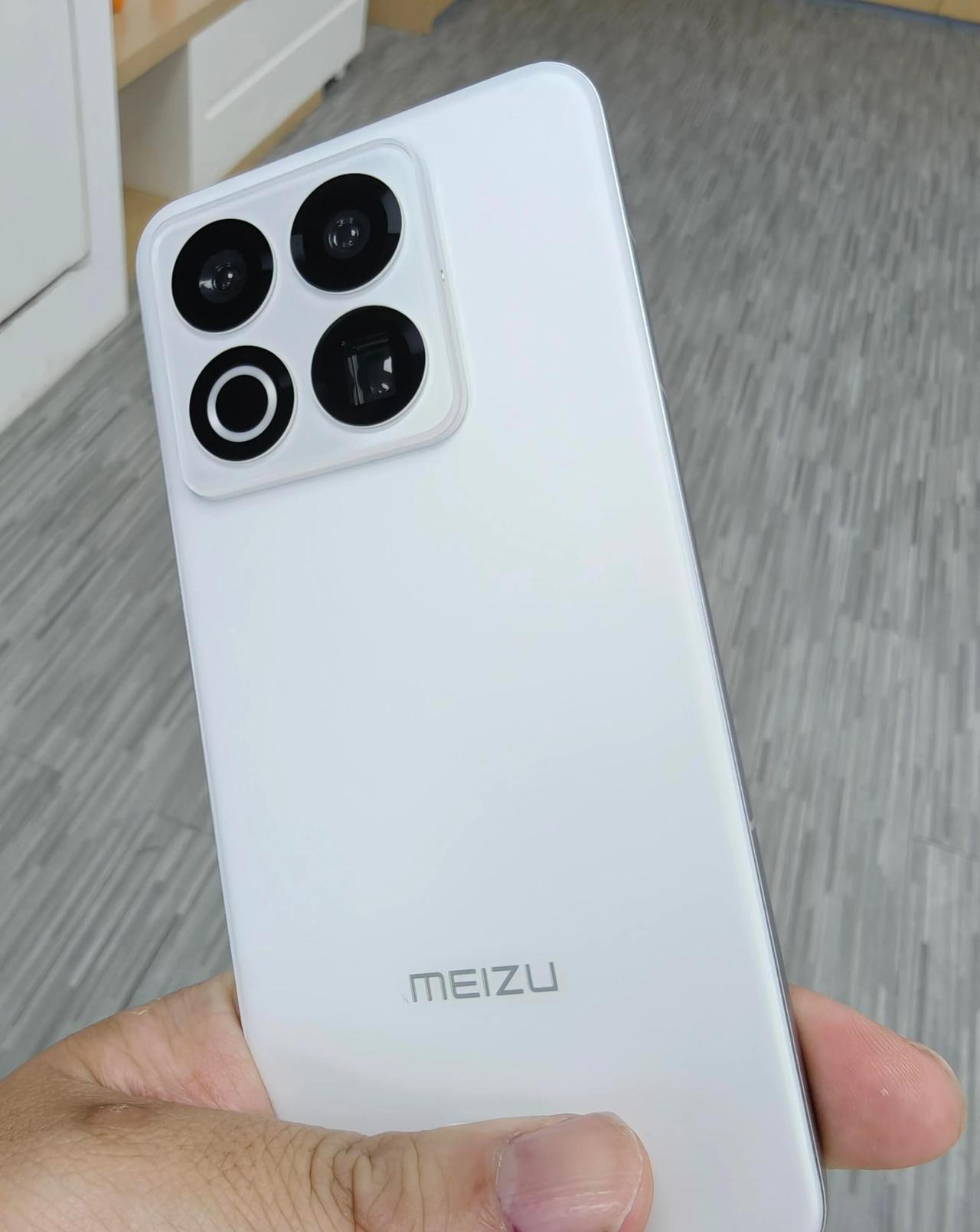 魅族22上手体验,说下小编的真实感触魅族这回隔了一年8个月才上新、中间就更新了N