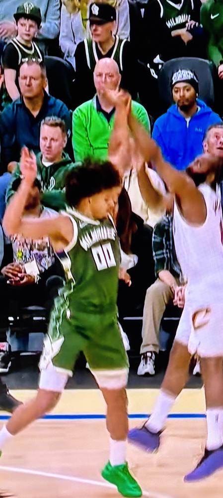 刚结束的骑士客场战雄鹿，哈登复出首秀直接炸场！
2月底对阵尼克斯时，他右手拇指