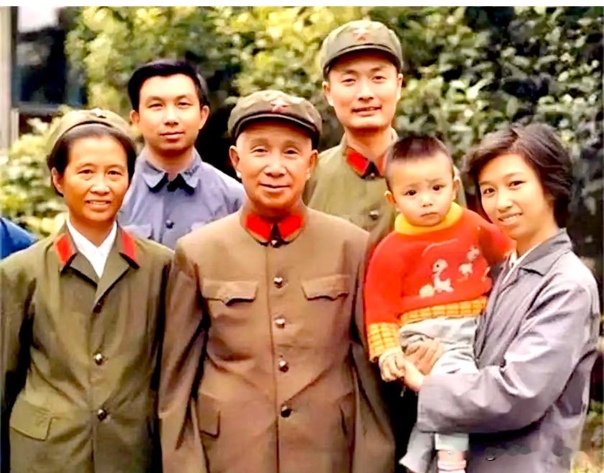 这是粟裕大将携夫人与陈小鲁及粟惠宁等的一张全家福合影。陈毅元帅逝世后，粟裕视陈小