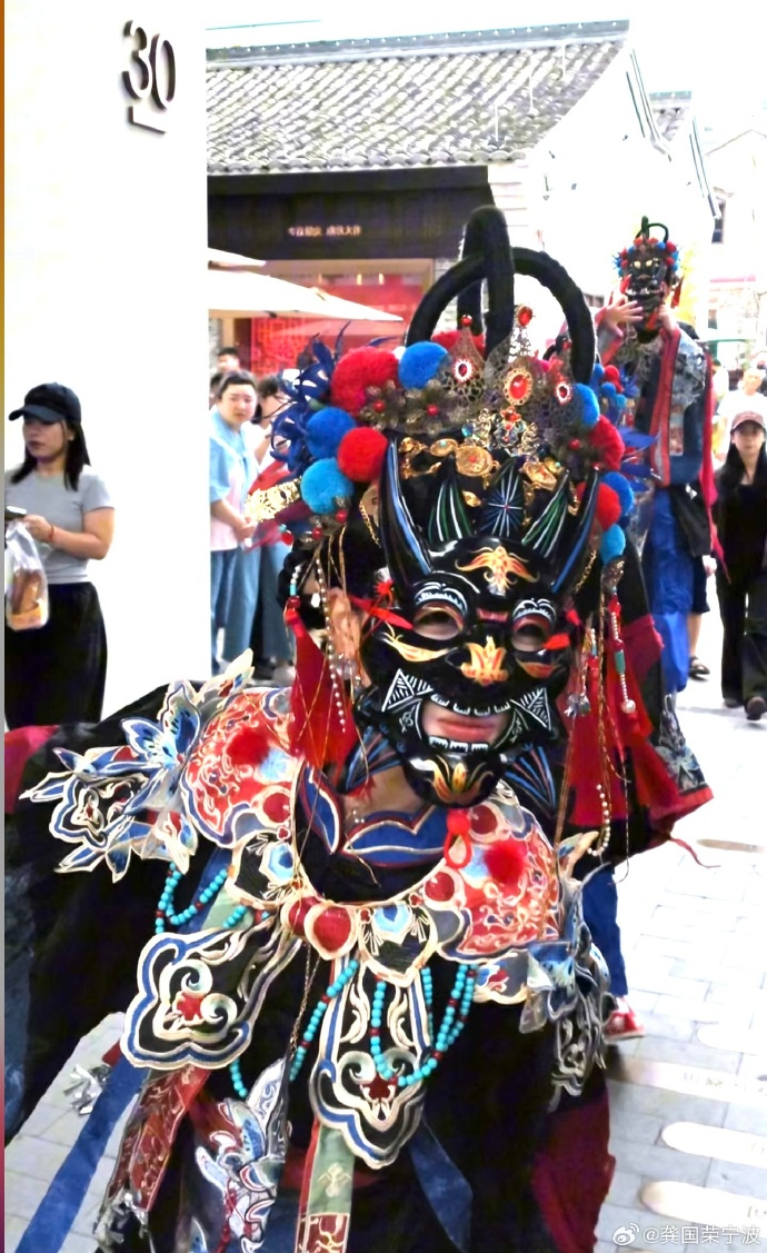 京东校园之星陈楚念傩舞舞台近日，非遗傩舞亮相宁波秀水街。舞者头戴古朴面具，舞姿粗