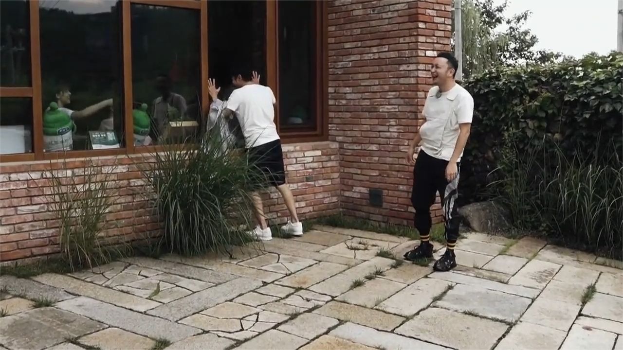 笑不活了！撒贝宁本想躲起来吓唬鞠萍姐姐，怎料自己却差点滑倒