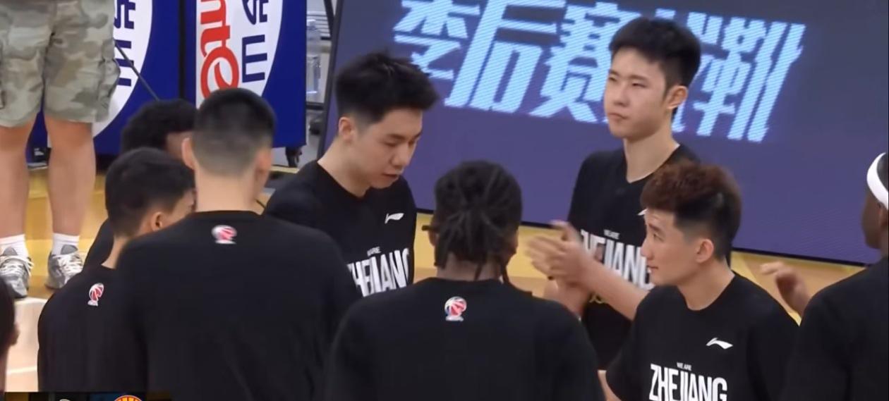 山西男篮排面挺大呀。终于请出了孙总，孙铭徽。CBA1/4决赛最后一场终于开始了。