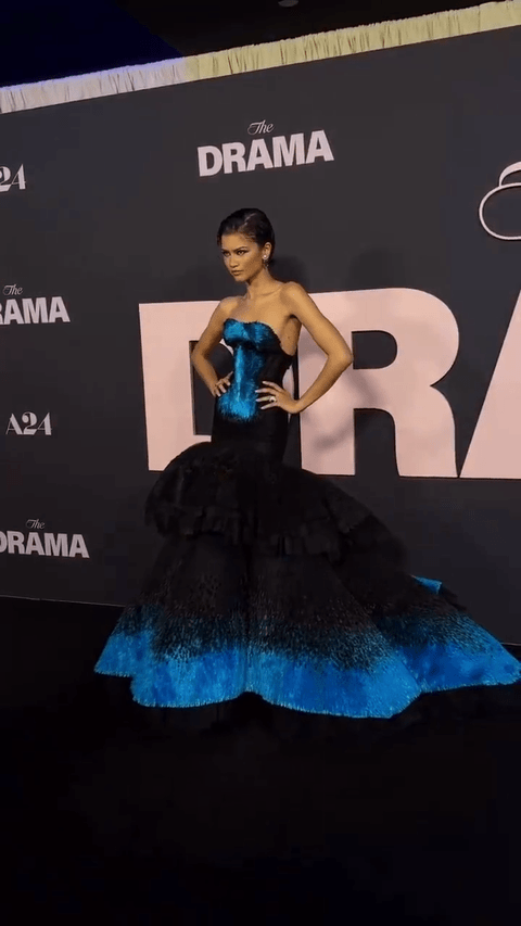 Zendaya “赞姐” 新片《爱情抓马》纽约首映礼，身着Schiaparell