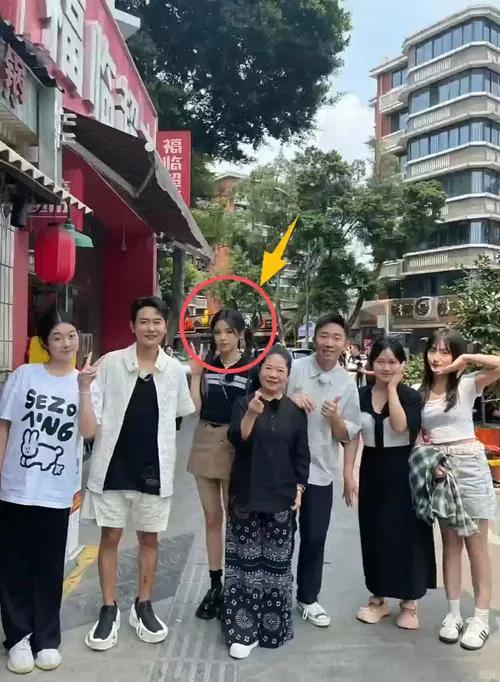 这张照片中我只认出了娇柔腰柳，弱质纤纤的杨超越，竖着大拇指的杨迪与相声演员孟鹤堂