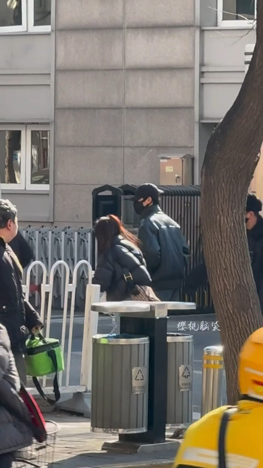 李昀锐现身央视马年春晚第四次联排，皮衣潮男小林上班了