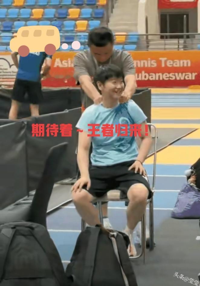 脚踝缠上肌贴的那一刻，她心里想的还是混双的搭档与赛场。
 
12月13日的香港赛