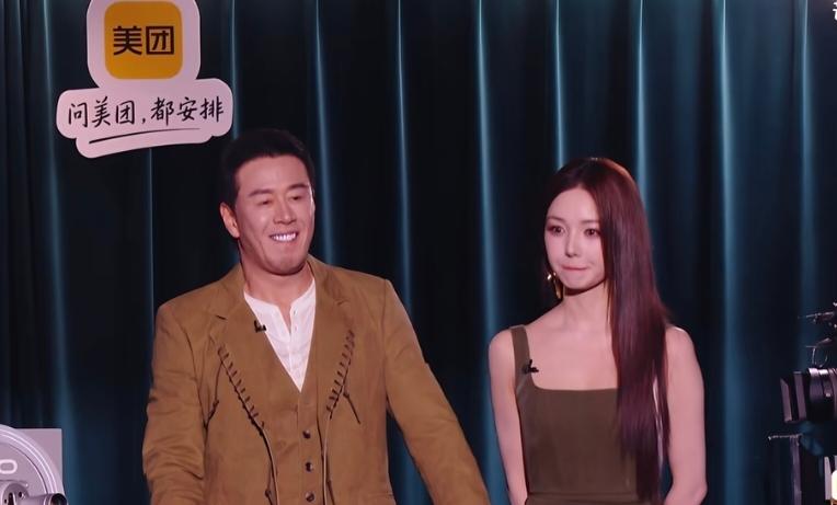 杨坤这回在《歌手》舞台上的表现，真是让人看得心里五味杂陈。

开嗓第一句就跑了调
