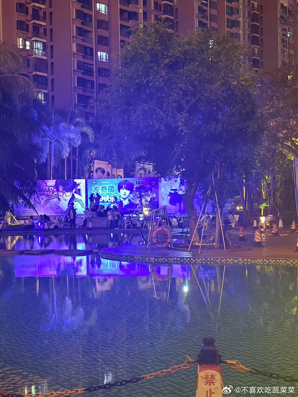 tg 座机是不是疯了等下要在楼下喊生日快乐 旁边是居民区 