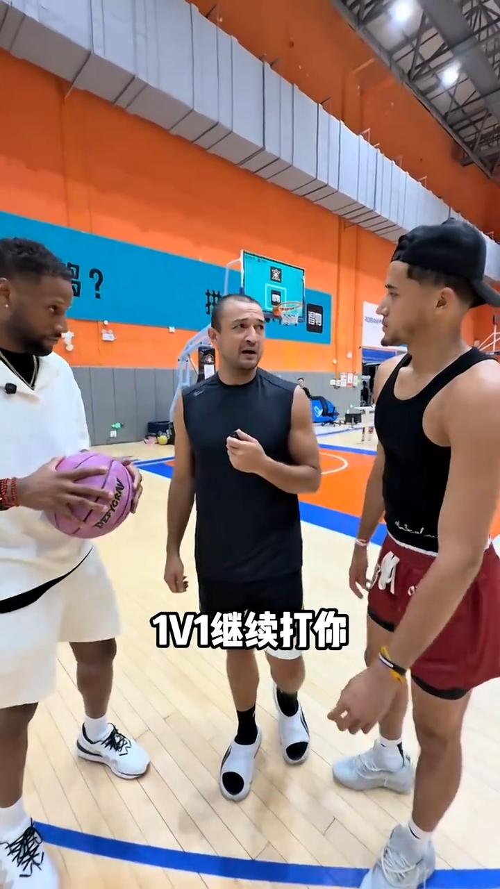 西指导是个“两面派”，当着威姆斯和卡米然，这两位百分大战的老对手，一会儿说卡米然