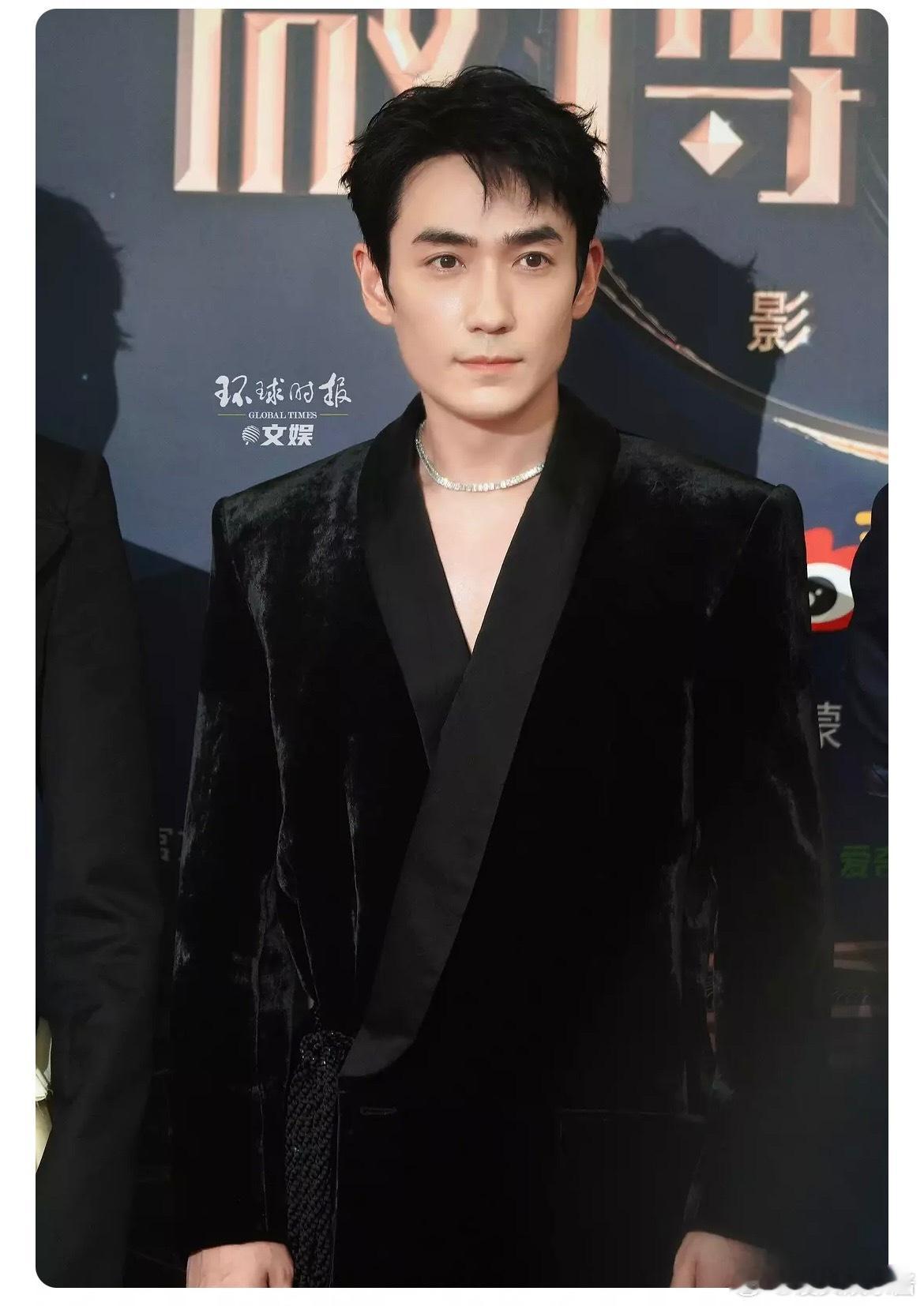 朱一龙微博之夜生图，看起来是叔叔辈分了 ​​​