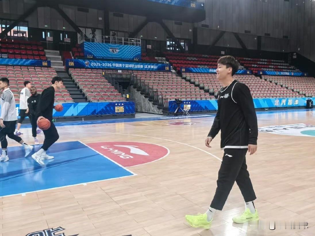 赵睿、曾凡博踩场，北京德比北汽争胜…在今天的赛前踩场中北汽这边赵睿、曾凡博、川队