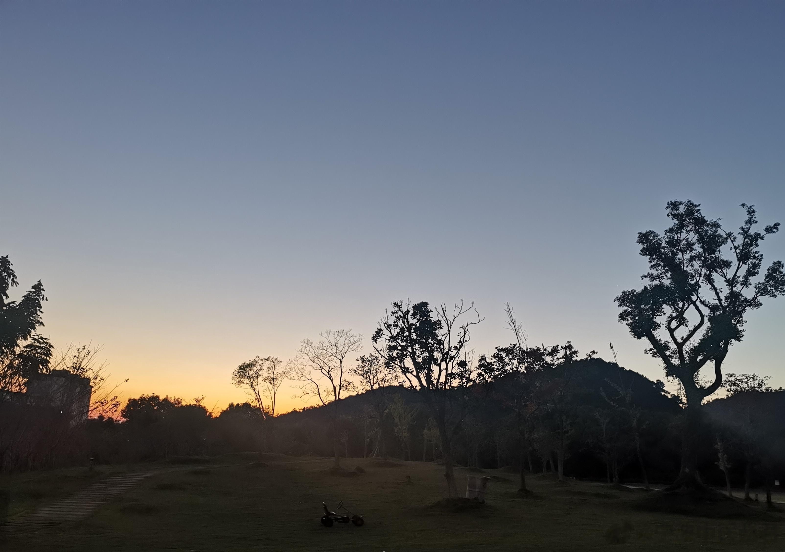 青山依旧在，几度夕阳红 ​​​