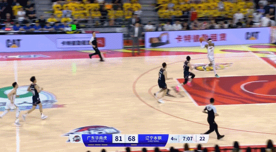 也许今晚辽宁与广东队比赛中这一撞，让她被撞出名了吧！#辽宁队对广东队# #辽粤半