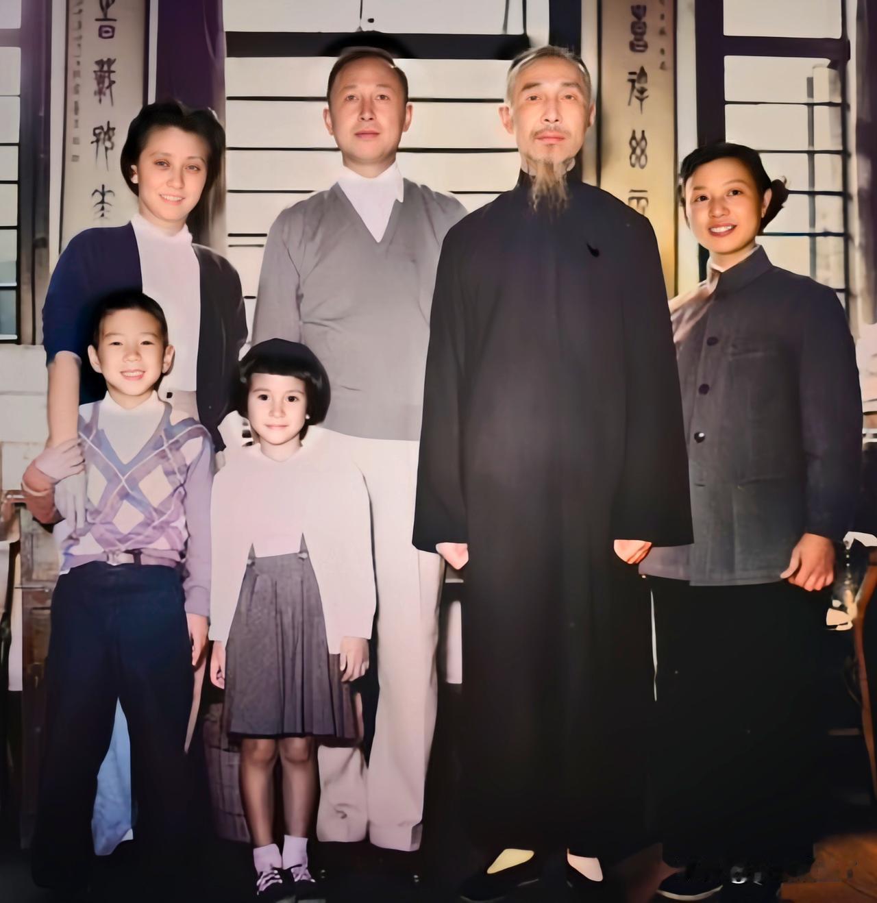 这是1955年10月12日钱学森携夫人孩子回到上海在父亲钱家治在愚园路住处与父亲