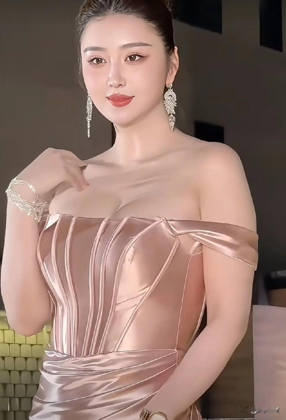 2025国际世界小姐
中国总冠军陈蕾娜 
哇塞，好漂亮
你也喜欢这款吗？