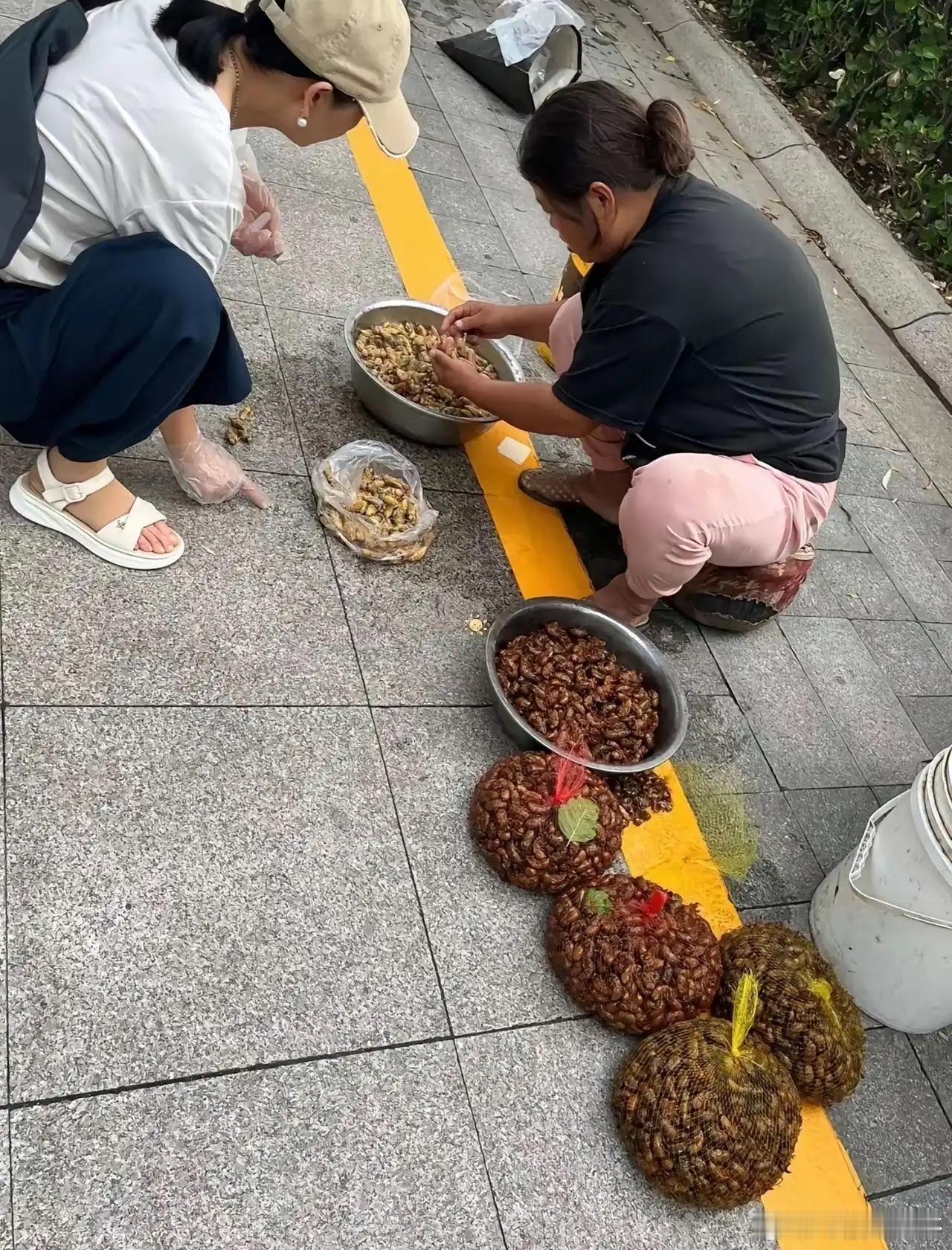 路边摆摊卖的，如今一斤卖到85块，价格涨得实在夸张。即便价格不菲，依旧好多路人停