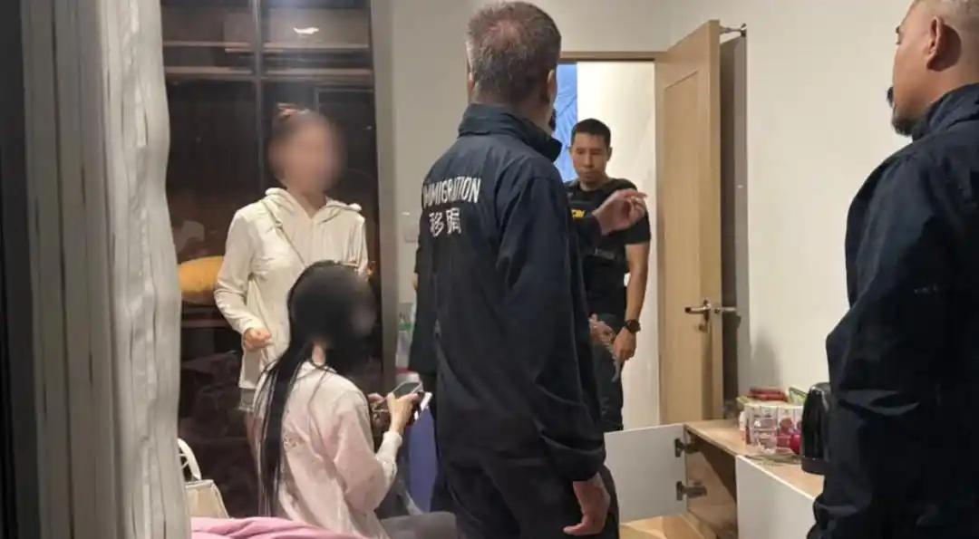 “看得人后背发凉！”9月22日夜里，泰国春武里府，一名被困的中国女子悄悄给国内亲