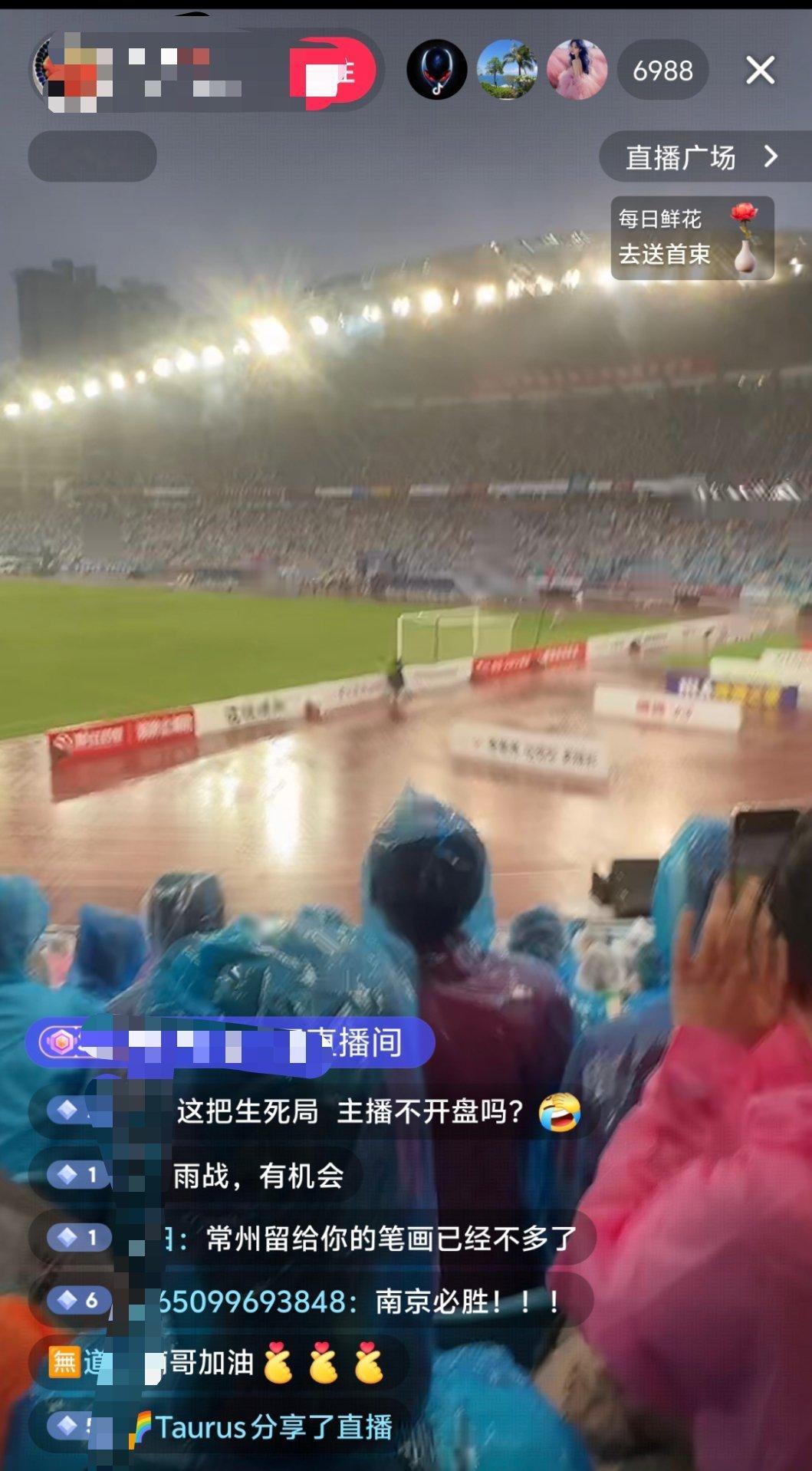 这次“苏超”热度真的高，今晚常州vs南京，下雨天还坐满了人，短视频随便一个几百粉