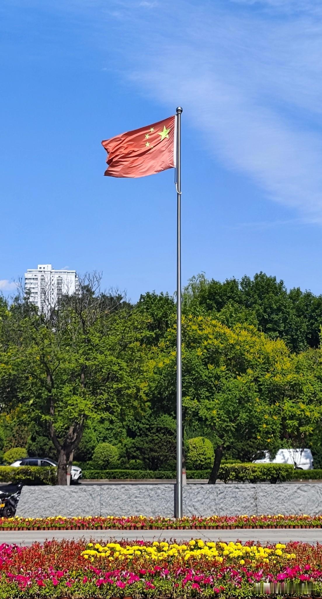 今天的太原蓝天白云，太原市图书馆东门广场上，鲜艳的五星红旗迎风招展。