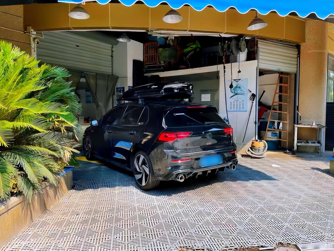 《飞驰人生3》里那台19号高尔夫8.5 GTI，碳纤前唇+宽体+中置尾翼，视觉冲