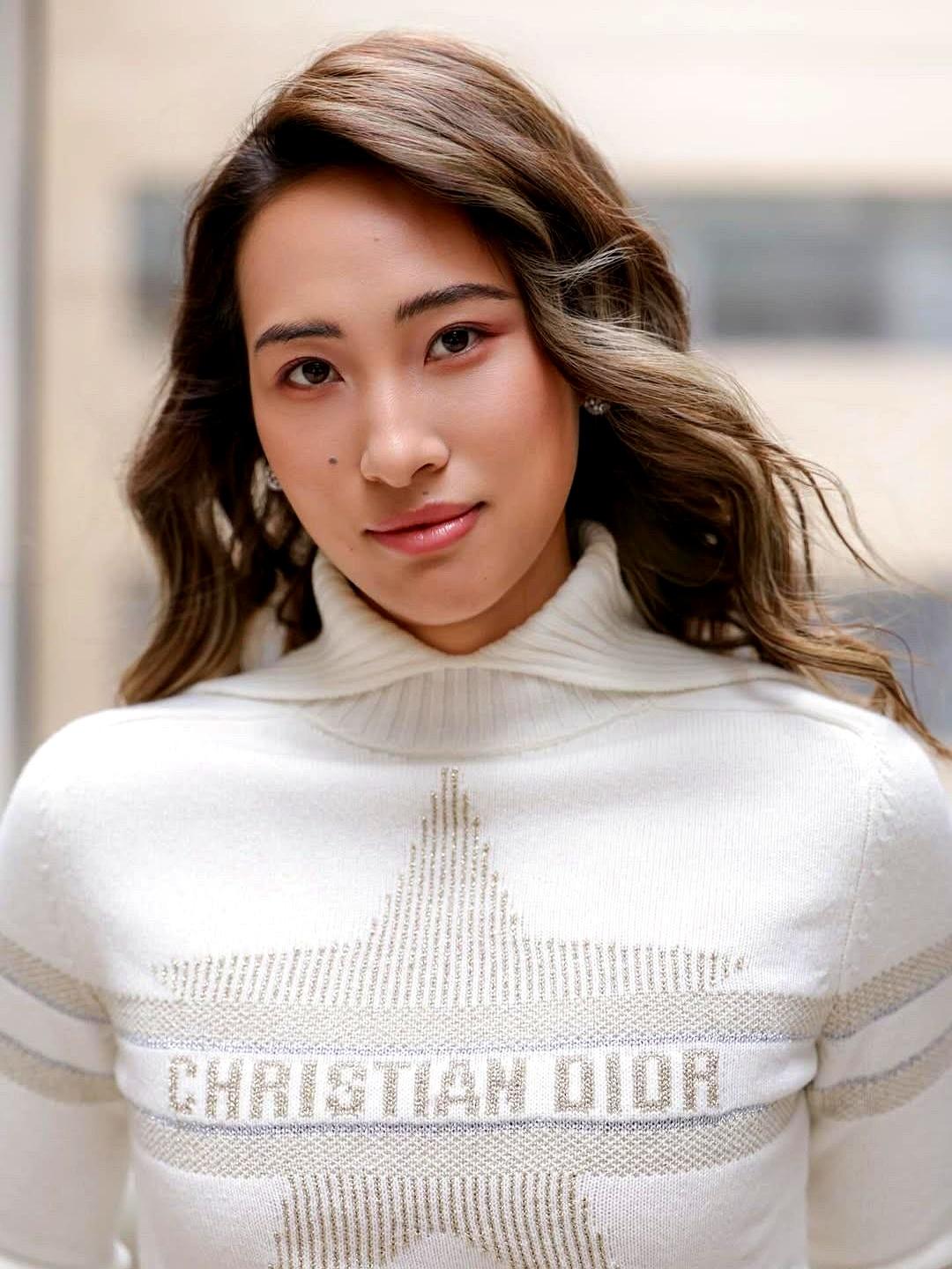 郑钦文冬训之余，再更新为迪奥站台的生活写真，尽显大气优雅。
 

我看到她穿着那