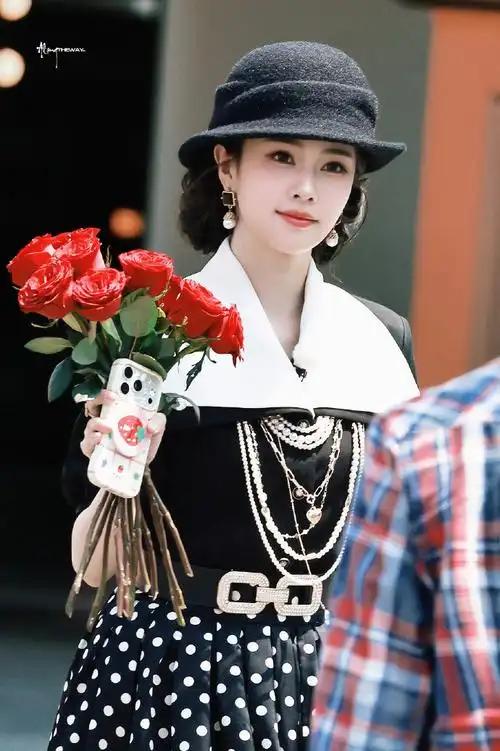 近日，白鹿一组民国风“留洋大小姐”造型曝光，瞬间将人拉回那个风云变幻又充满浪漫气