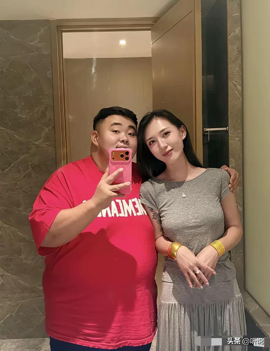 他们的爱情都体现在手上了！