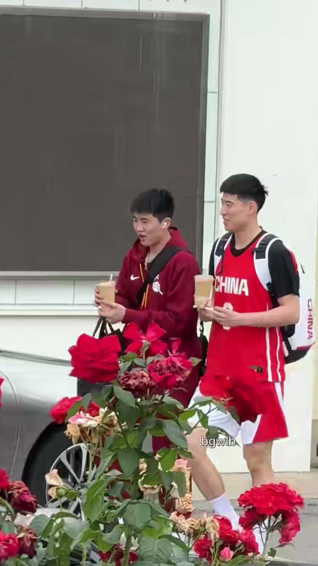 中国男篮短训营在北京集训已有一段时间，目前还剩下17名球员在训练营积极训练。他们