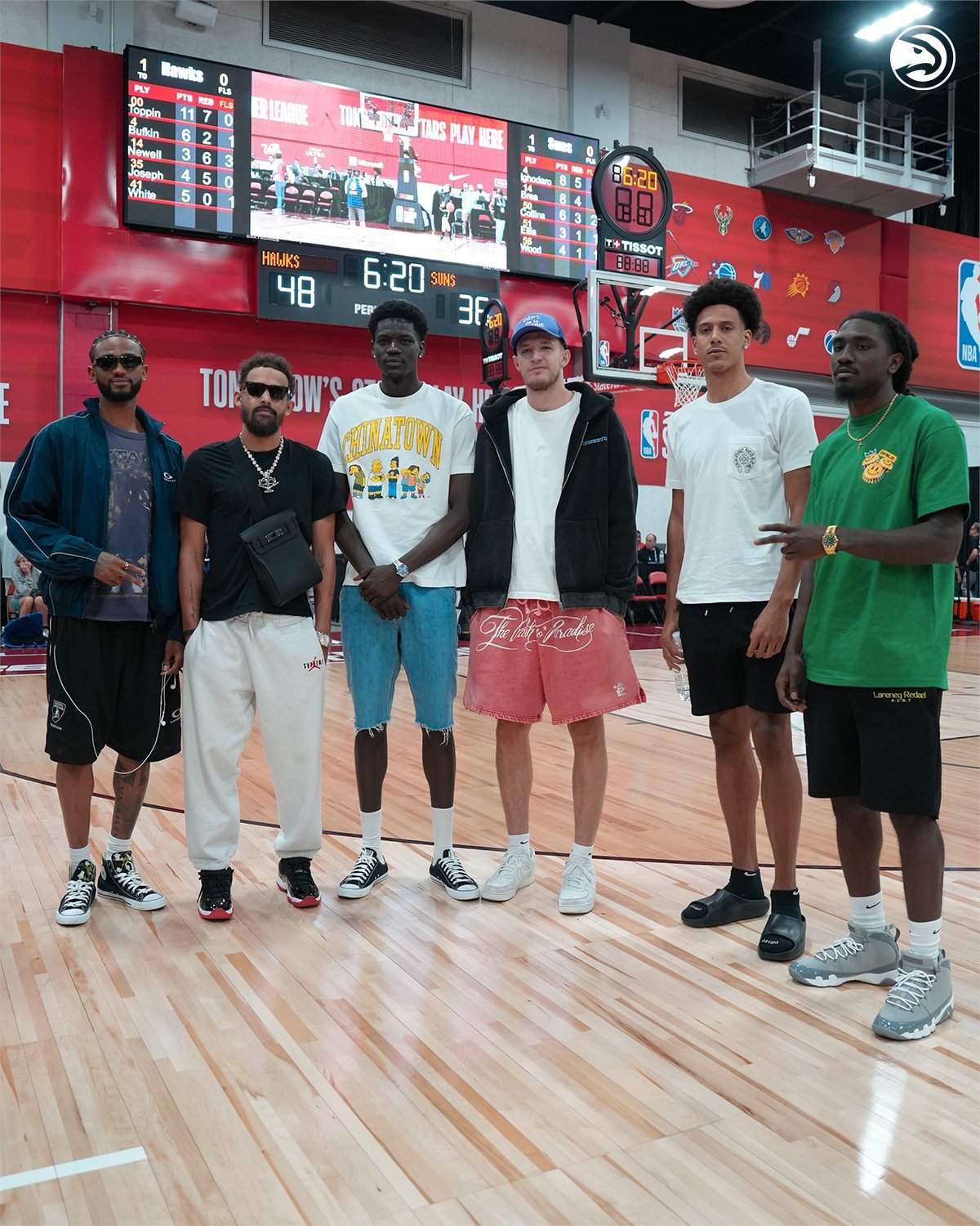 今天 Trae Young 和NAW也来看比赛了其余四人都是背靠背观赛[二哈]c