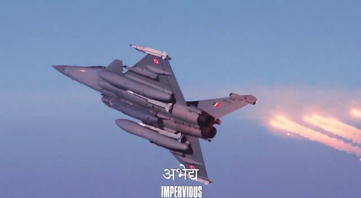 烽火问鼎计划  印度共和国日阅兵展示的SU-30MKI和阵风，前者挂载了R73、