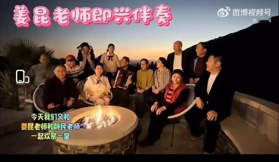 美国，别墅豪宅，红歌，老姜这几个元素分别戳中了反美，仇富，反华，反姜者的心窝，都