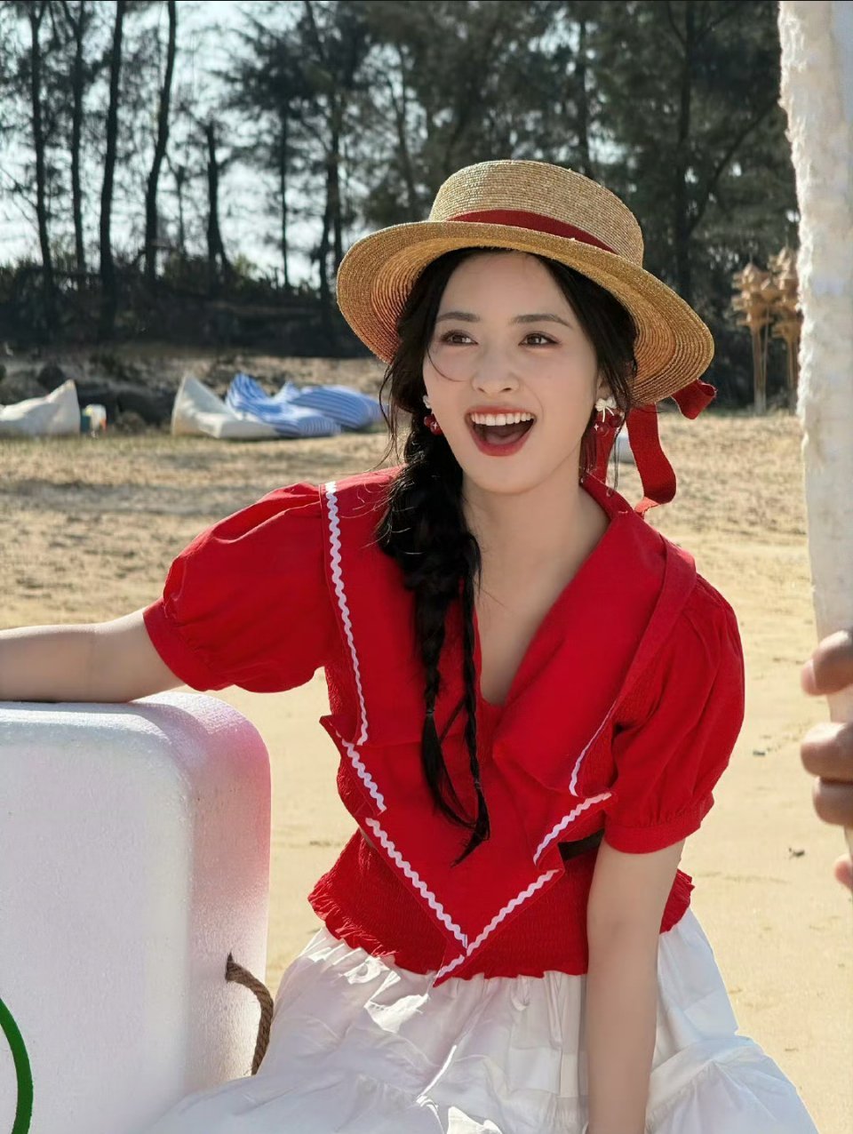 沈月携亲爱的客栈团宠正式亮相沈月一身红衣好喜庆，带着亲爱的客栈团宠“马到”和“成