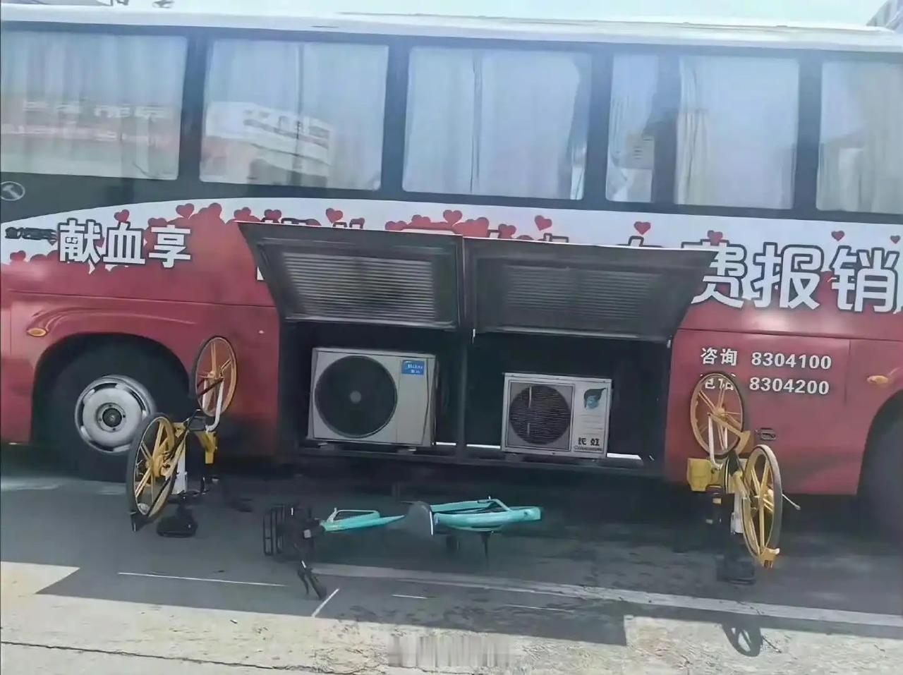 本来打算去献血，走到献血车旁边看到这一幕瞬间犹豫了。两台空调外机直接裸露在外，共