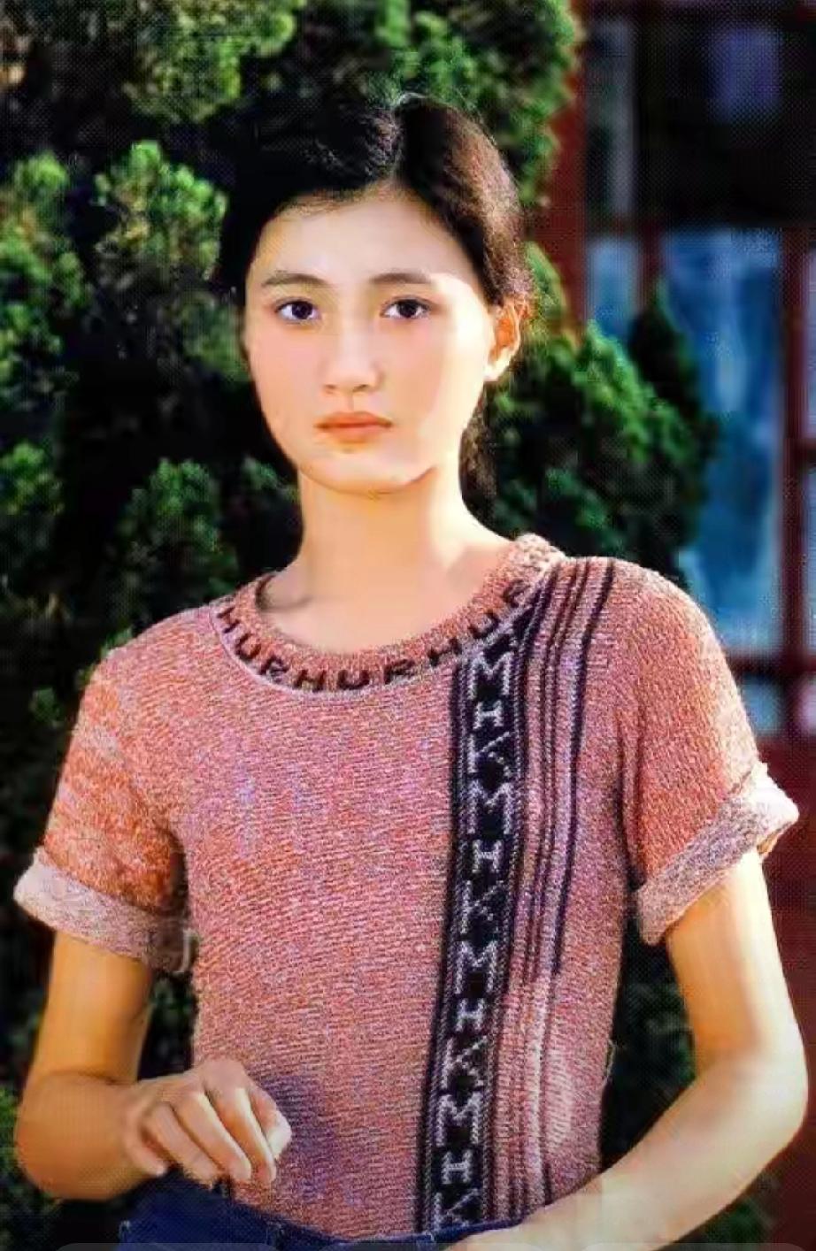 60岁林芳兵晒全家福！96岁母亲精神矍铄，29岁钢琴家儿子帅气抢眼
 
    