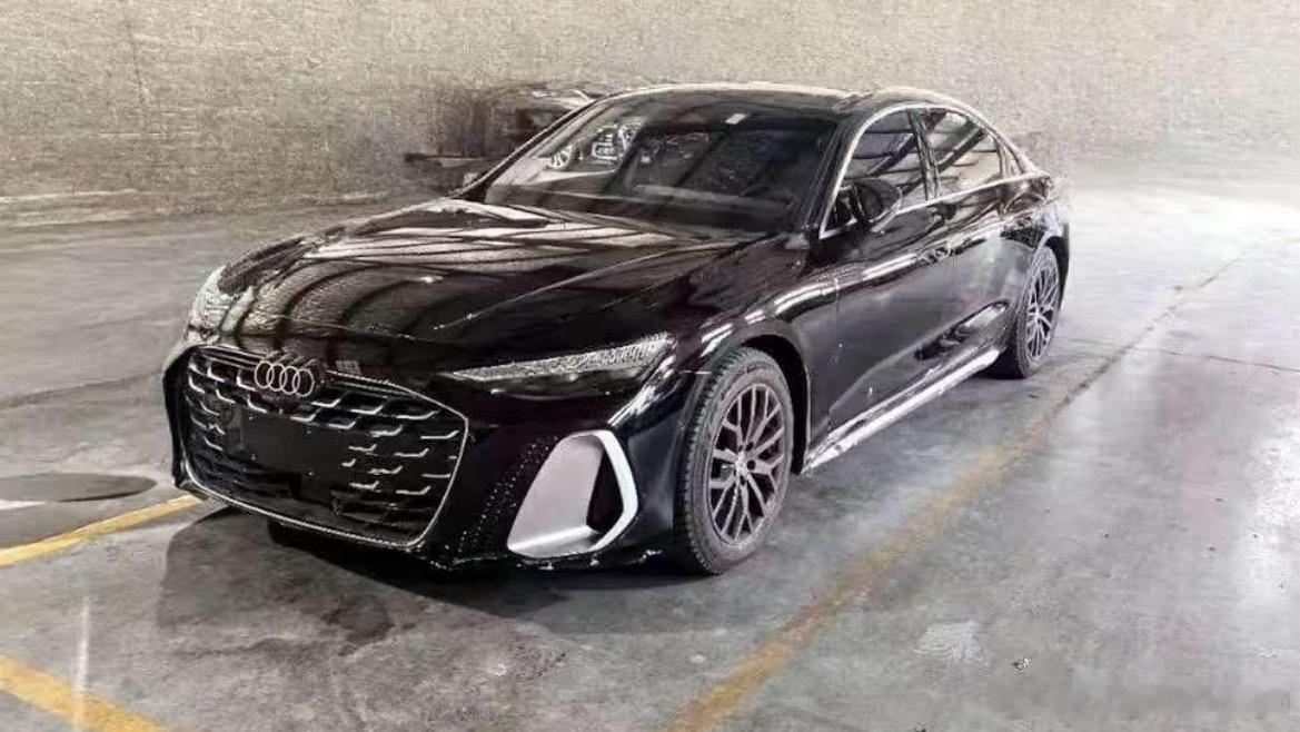 国产新一代A6L无伪装实拍这轮毂也是小的可爱了不过倒是有隐约一些现款A8的霸气感