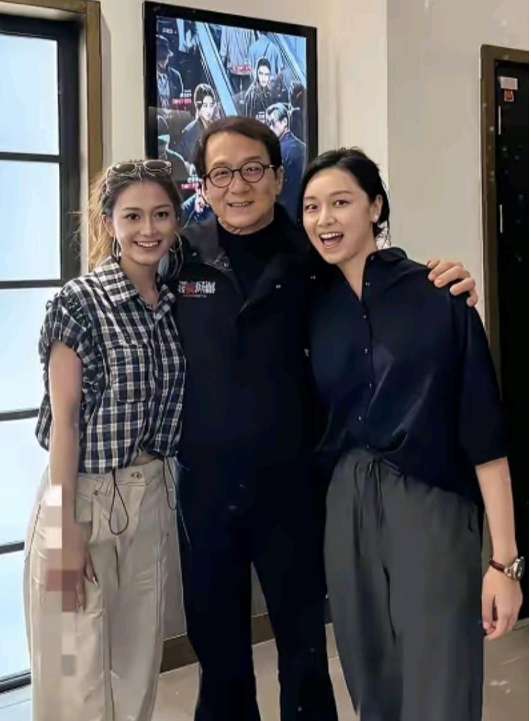 这张明星三人同框照，成龙大哥稳稳站在中间，左手搭在赵子琪的肩上，右手放在杨颖的腰