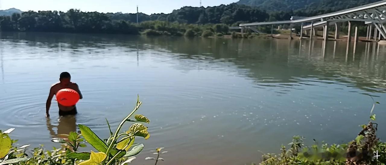 #有一上联：青山不老年年在;对下联#
青山不老年年在，
绿水长流日日新。
#夏日