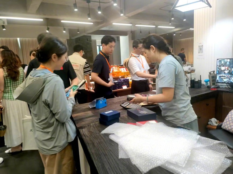 【千锤百炼得墨香，创意赋能前景阔】#一块徽墨至少捶打200次#  7月24日，由
